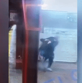 泰国女模特在纽约地铁遭抢劫殴打（被捂住口鼻一路拖拽）