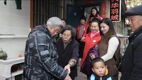2011年80岁浙江老妪创业失败，欠债两千多万，10年后她怎么样了？