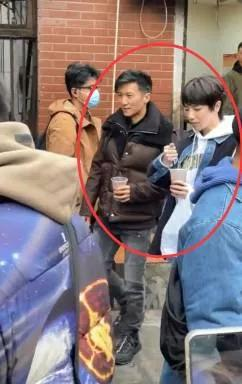 华晨宇录制《百姓的味道》，和谢霆锋在武汉街头吃热干面大呼美味