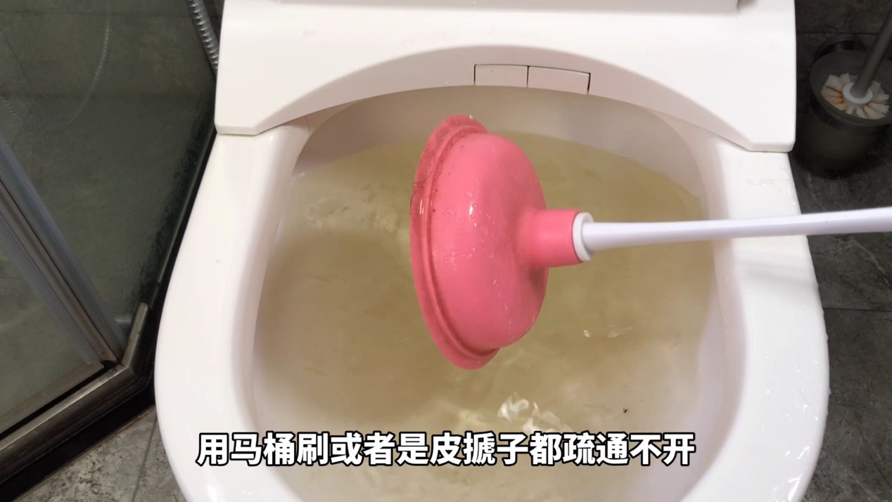 马桶堵了如何自己快速疏通(2种方法能快速疏通好)