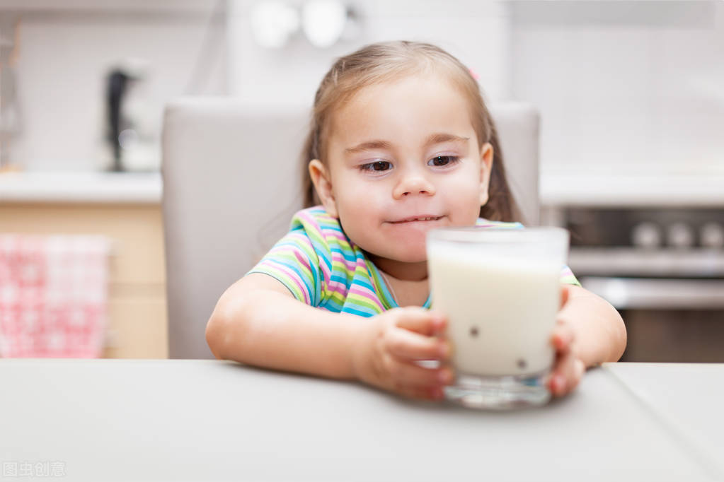 小孩子长期喝牛奶，也许不是一件好事，3个原因提醒您