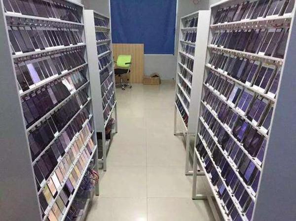 你的app排行榜,都是这个工作室里的10000部iPhone刷出来的
