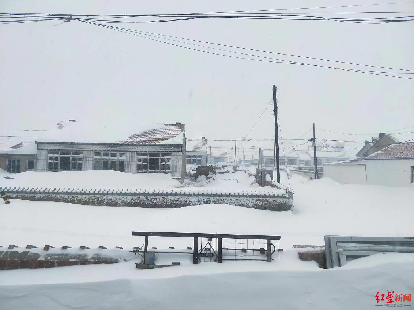 暴雪下的北方：被一米多高的雪堵住家门、外卖员徒步送餐…