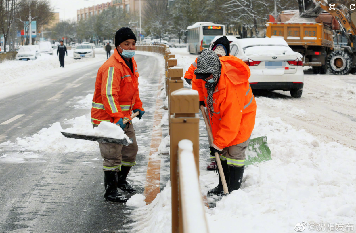 暴雪下的北方：被一米多高的雪堵住家门、外卖员徒步送餐…