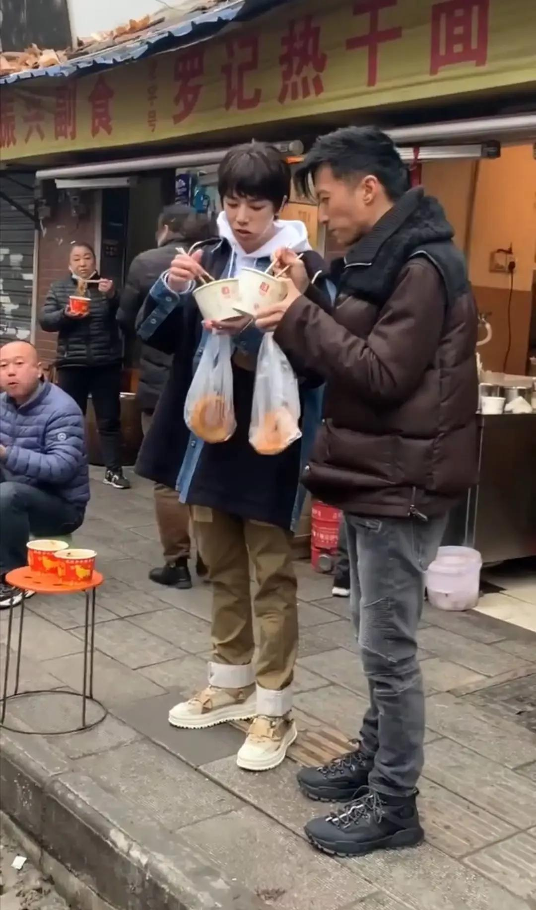 华晨宇录制《百姓的味道》，和谢霆锋在武汉街头吃热干面大呼美味