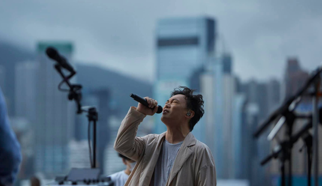 陈奕迅登上天花板，意外曝光2亿，香港蜗居网友看到直感心酸