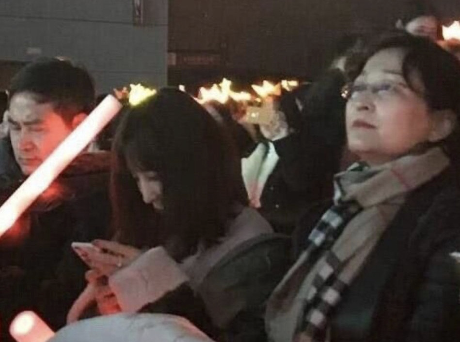 快男魏晨晒婚纱照，高颜值老婆气质出众，爱情长跑十年成眷属