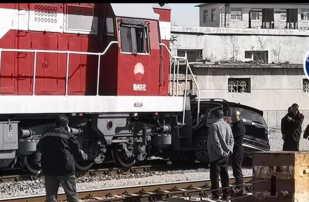 辽宁锦州一辆SUV与列车相撞，被推出数十米轮胎脱落