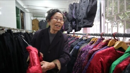 2011年80岁浙江老妪创业失败，欠债两千多万，10年后她怎么样了？