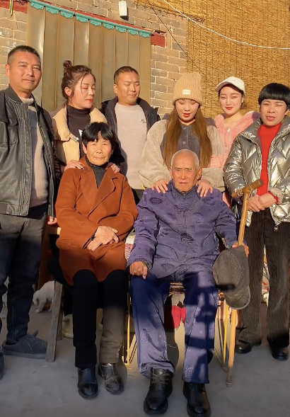 年近九旬曲剧演员带领一家八口抖音唱戏，网友打赏支持民间剧团
