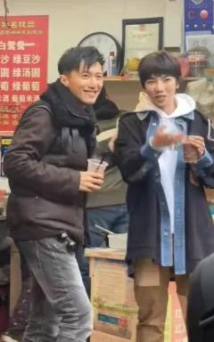 华晨宇录制《百姓的味道》，和谢霆锋在武汉街头吃热干面大呼美味