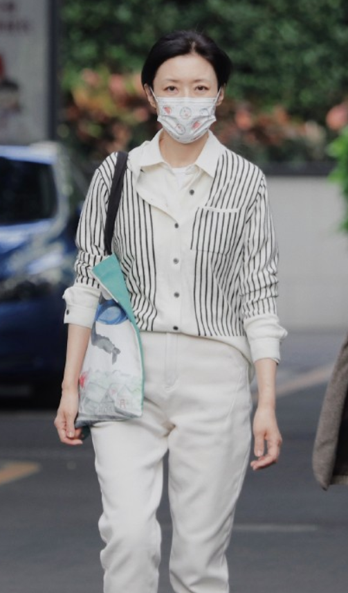 53岁周涛素颜现身深圳被偶遇(素颜皮肤白皙惹眼)