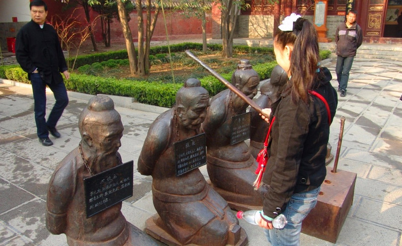 秦桧后人想拆除秦桧跪像，说得句句在理，为何遭众人强烈反对？
