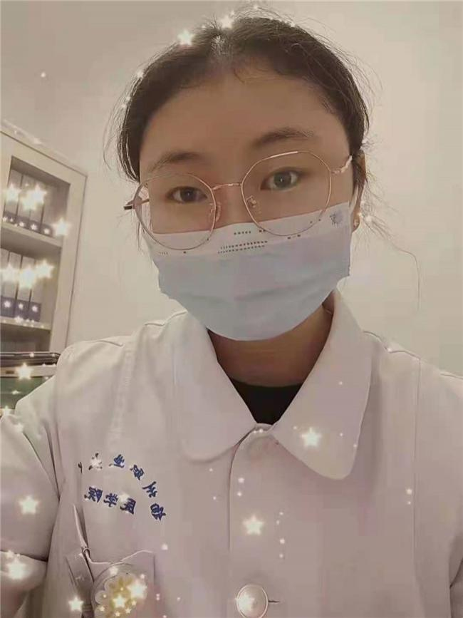 带着父亲上学的女孩大学毕业了，她给母校写下感谢信