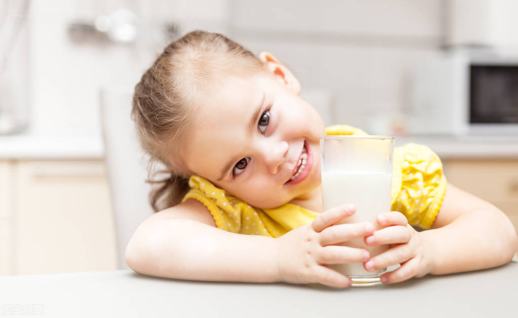 小孩子长期喝牛奶，也许不是一件好事，3个原因提醒您