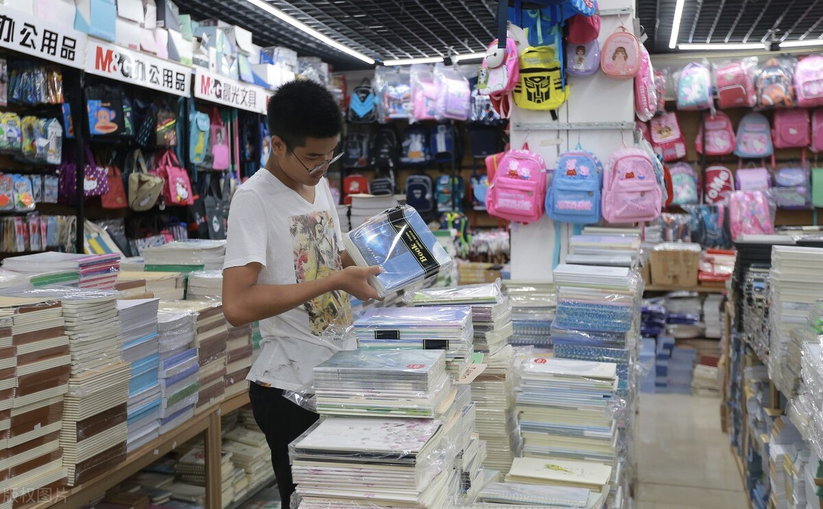 年轻夫妻开文具店，一年收入80万，用他的方法做好实体店很简单