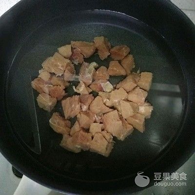 西红柿炖牛肉怎么做好吃又烂（番茄炖牛腩的家常做法）