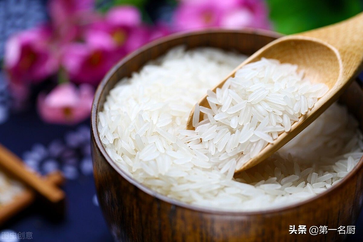 蒸米饭时，别直接加水下锅，牢记4个小技巧，米饭香软，粒粒分明