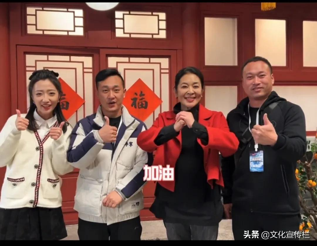 登上北京跨年晚会的张同学，没团队没背景为何能让倪萍与其携手