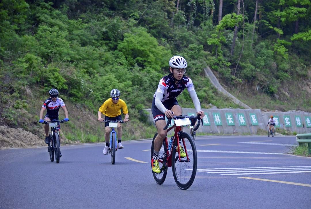 四川广元自行车爬坡挑战赛开赛 运动爱好者上演速度与