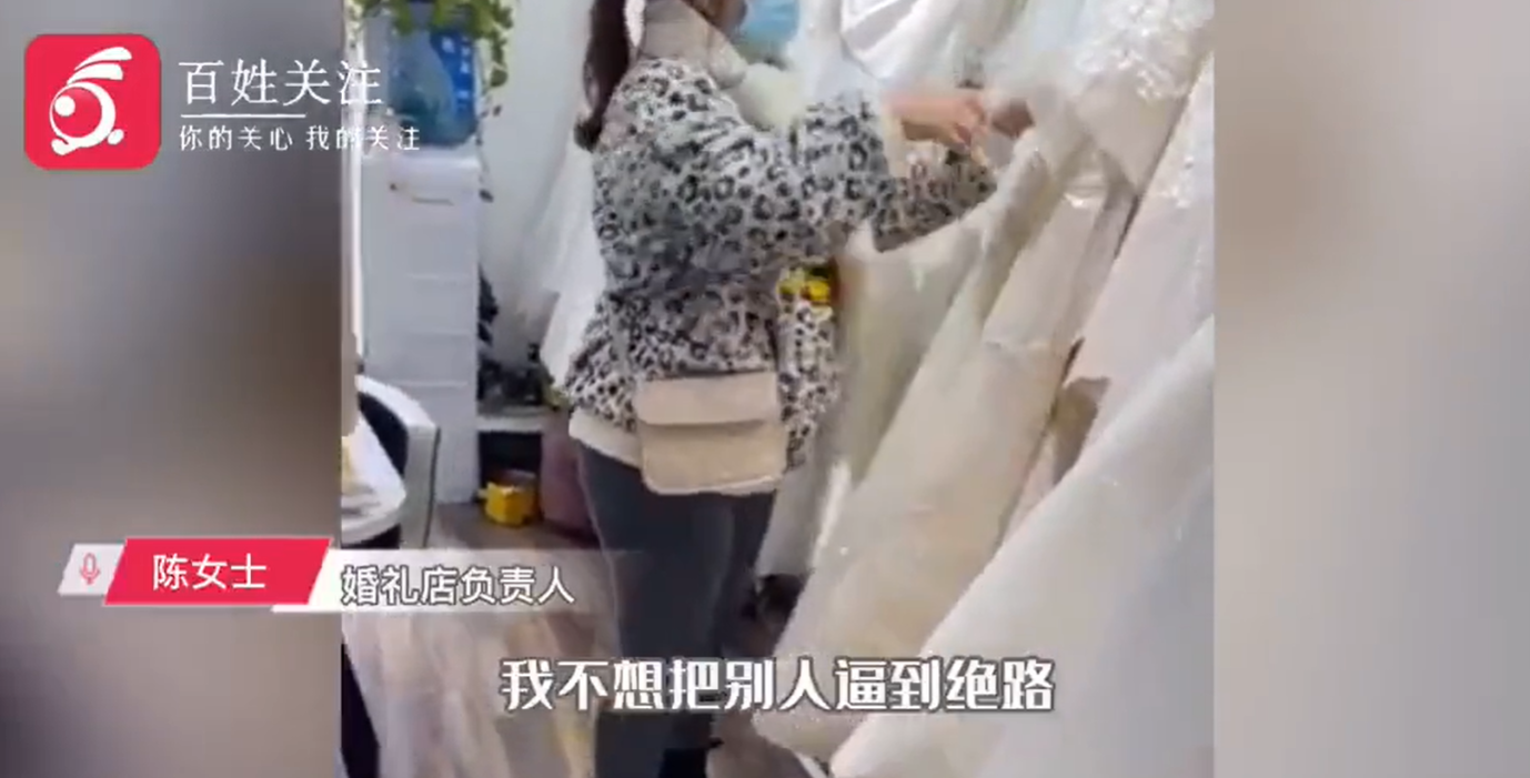 重庆女子怒剪32件婚纱事件（双方达成5万赔偿）