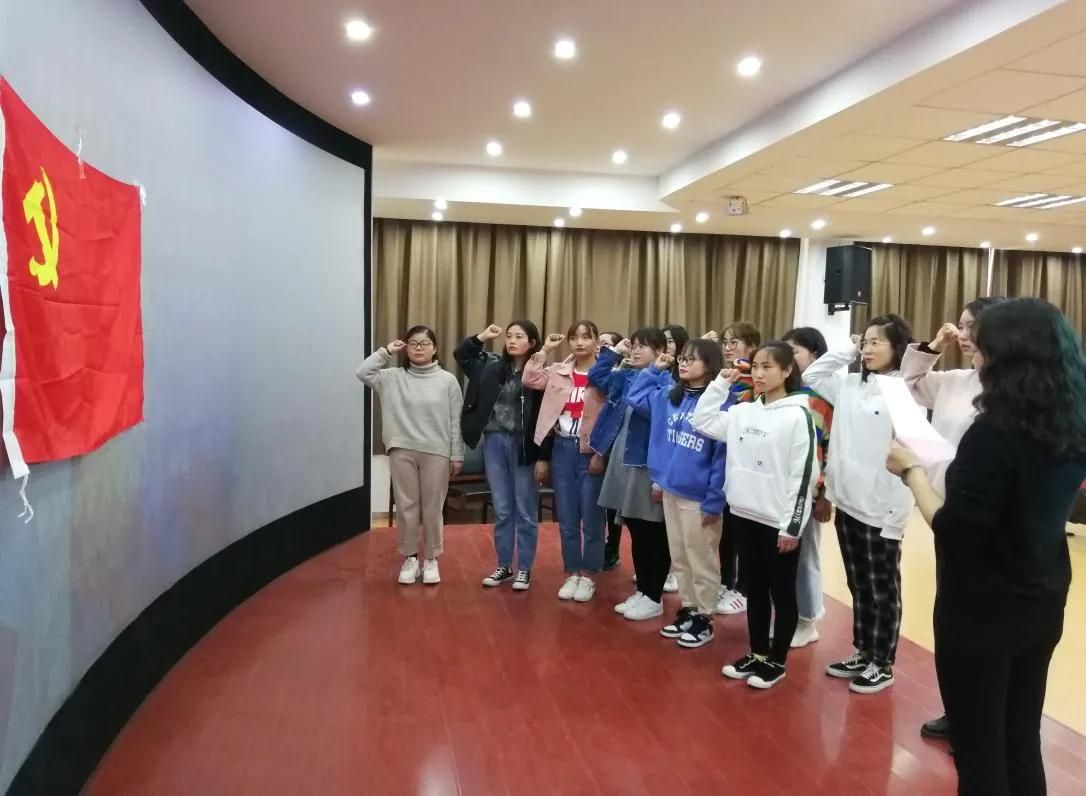 大学生怎样才能成为一名党员?