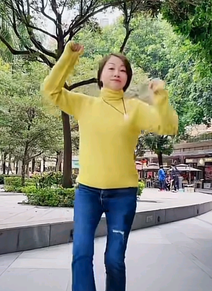 港星刘玉翠晒公园跳舞视频（刘玉翠55岁退休晒街头热舞）