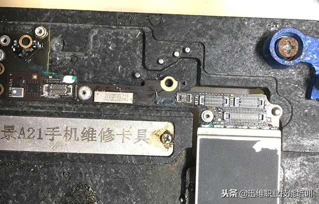 苹果iPhone7P摔后手电筒不能用，别盲目修，小伙刮骨飞线秒修复