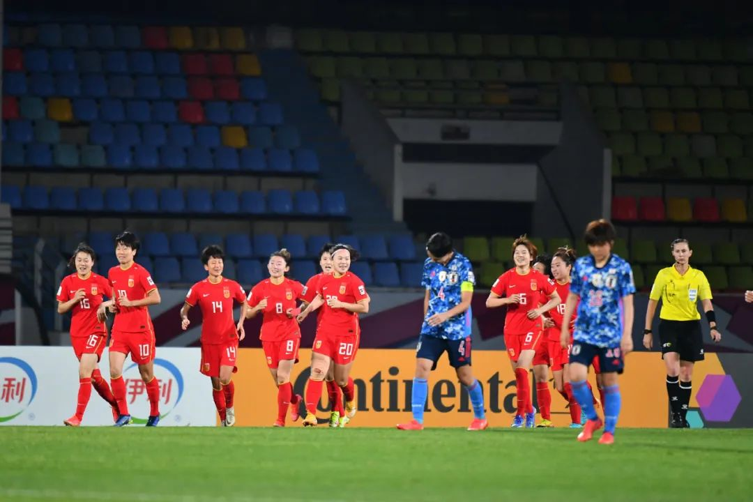 沸腾！中国女足点球大战淘汰日本，杀入亚洲杯决赛，网友评论亮了
