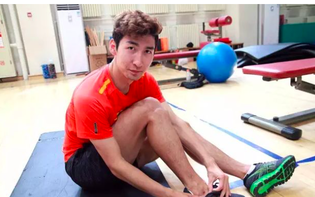 王濛揭秘武大靖为何滑不动了(武大靖夺冠颤抖哽咽)