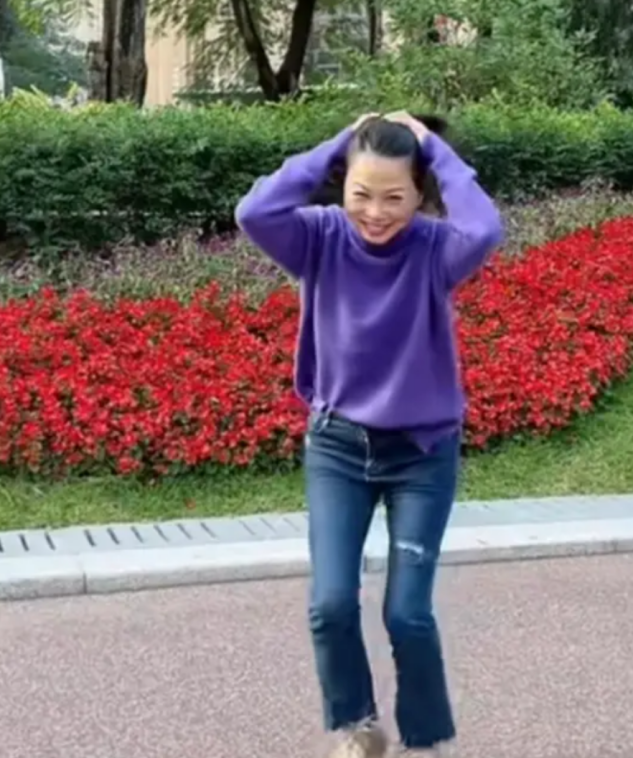 港星刘玉翠退休生活好滋润，定居广州在街头热舞，被指撞脸董卿？