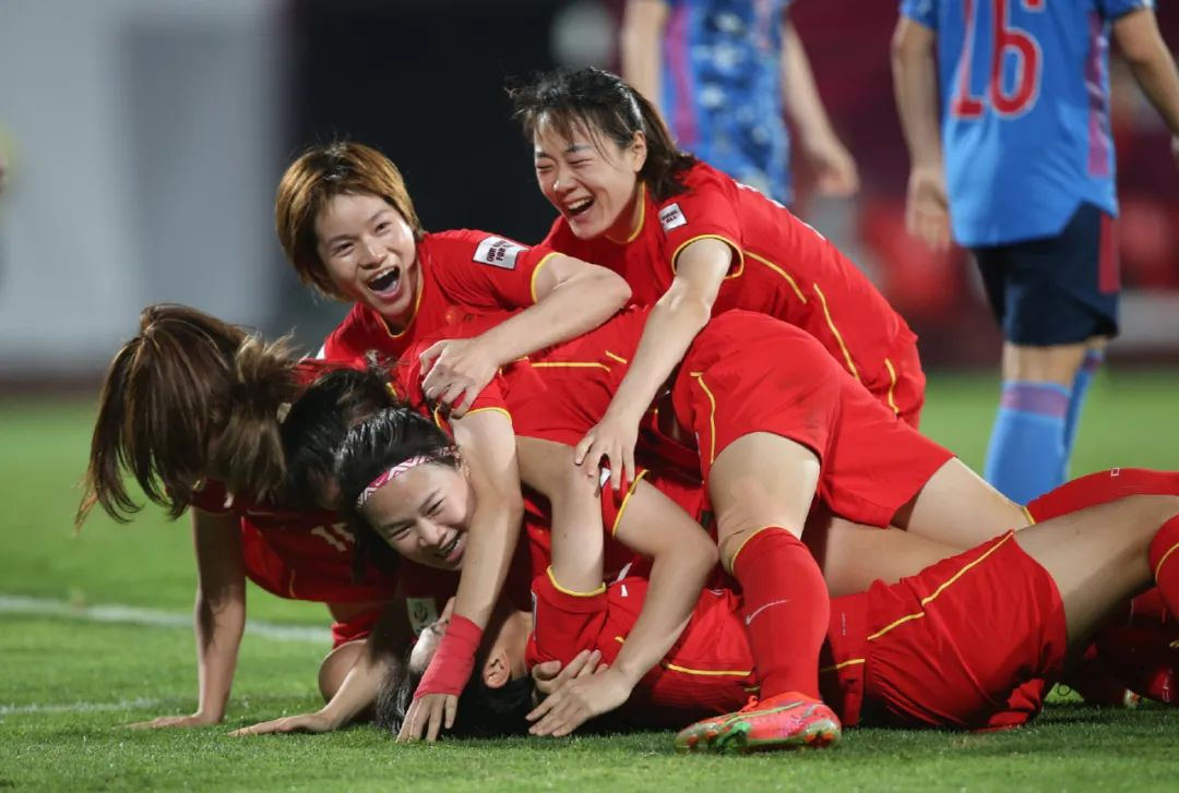沸腾！中国女足点球大战淘汰日本，杀入亚洲杯决赛，网友评论亮了