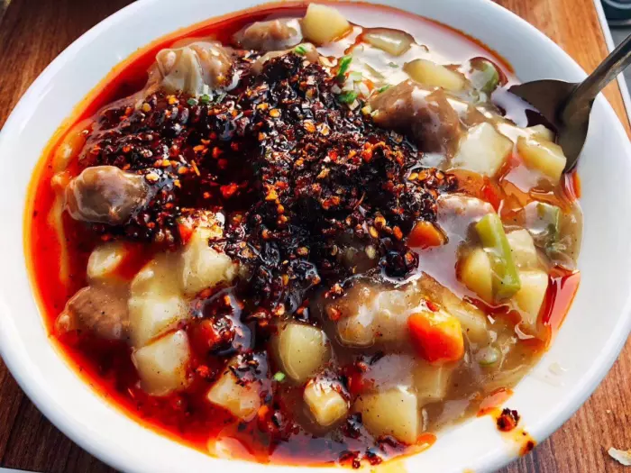 胡辣汤是河南美食还是陕西美食，别争了，它属于这个地方