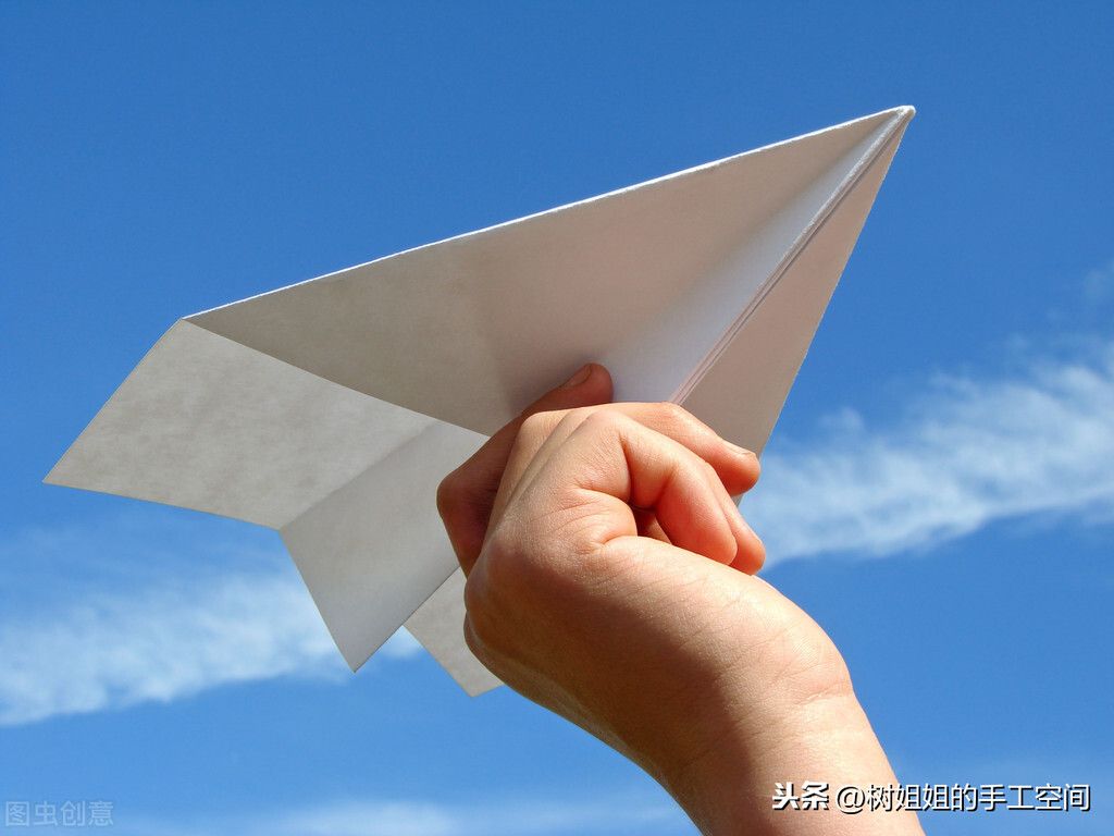 纸飞机怎么折飞得远（纸飞机飞得久的图文教程）