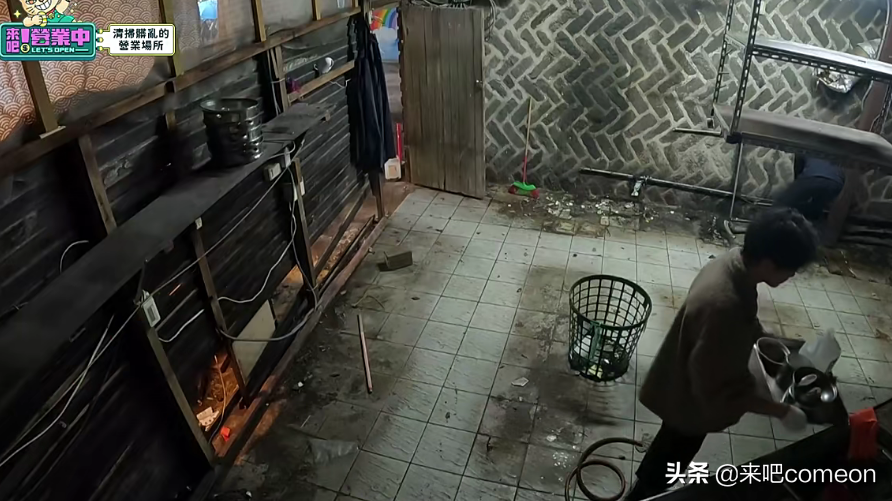 这综艺简直了，真人秀，真干活，开餐厅前打扫卫生6小时