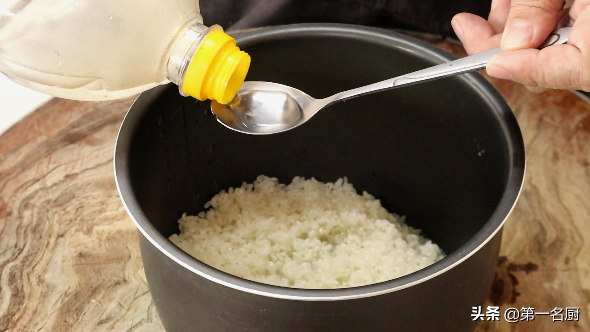 蒸米饭时，别直接加水下锅，牢记4个小技巧，米饭香软，粒粒分明