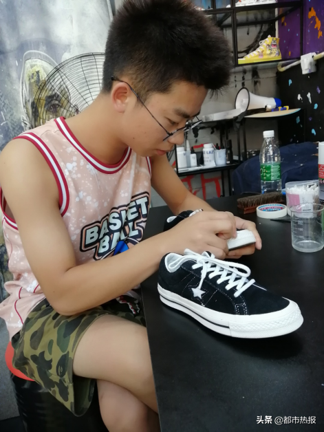 洗鞋店洗一双鞋多少钱(大三学生创业开洗鞋店)