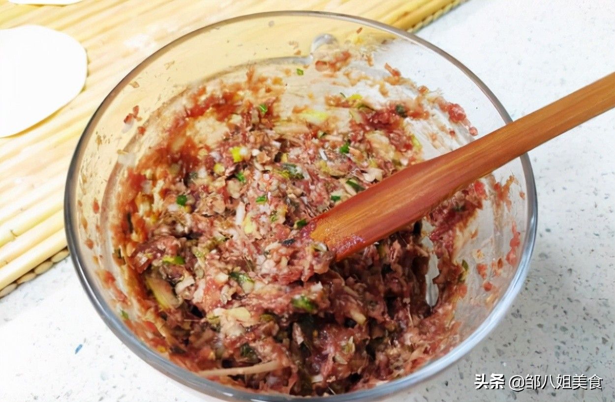 做羊肉馅饺子，掌握好“一放两不放”的调馅技巧，饺子鲜香不膻
