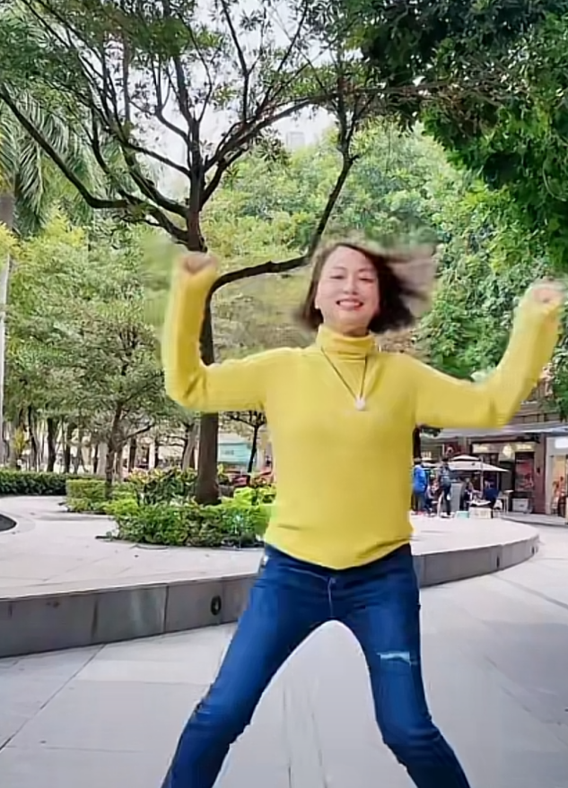 港星刘玉翠退休生活好滋润，定居广州在街头热舞，被指撞脸董卿？