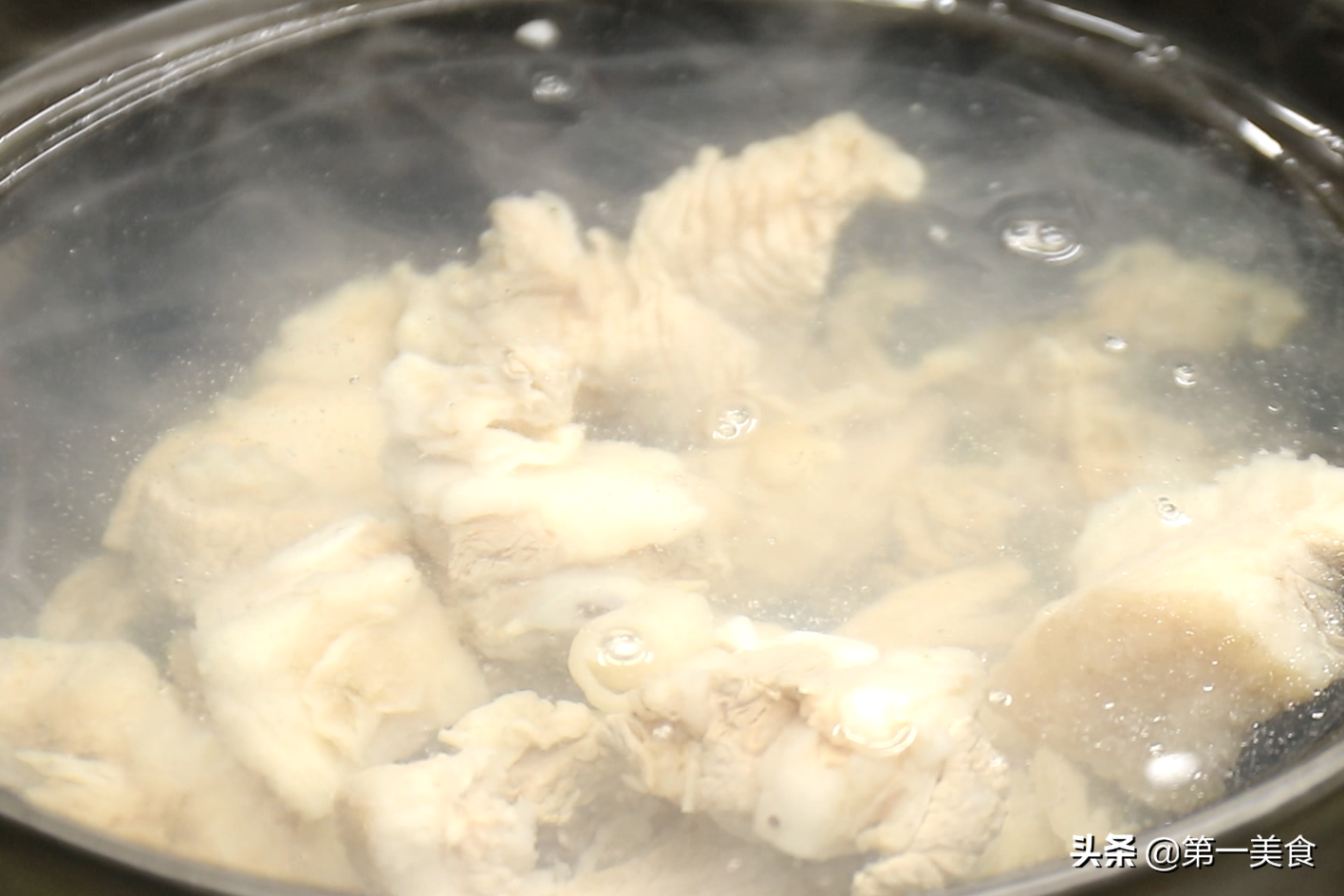 大厨教你清炖羊排，传统做法零添加，汤白似奶，羊肉软烂