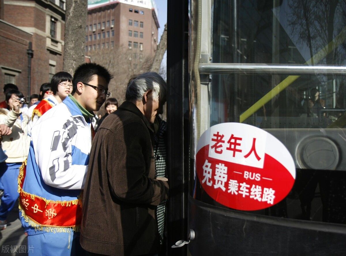 公交卡在哪里办(65岁以上就能办理老年公交卡)