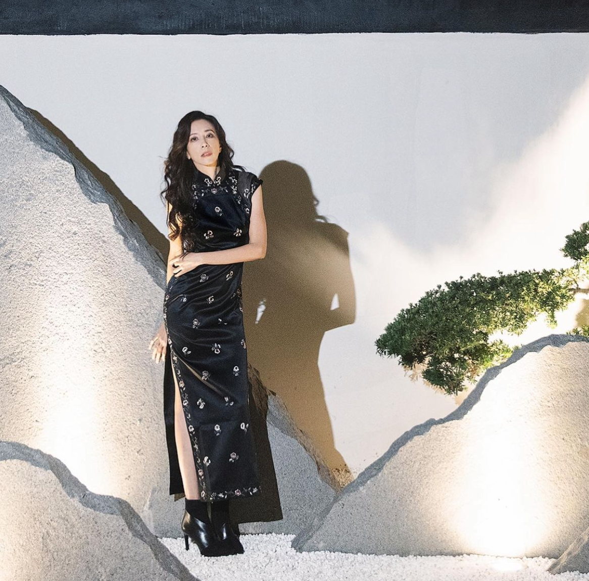 51岁莫文蔚晒旗袍照！紧身款式勒出完美曲线，高开叉露出双腿