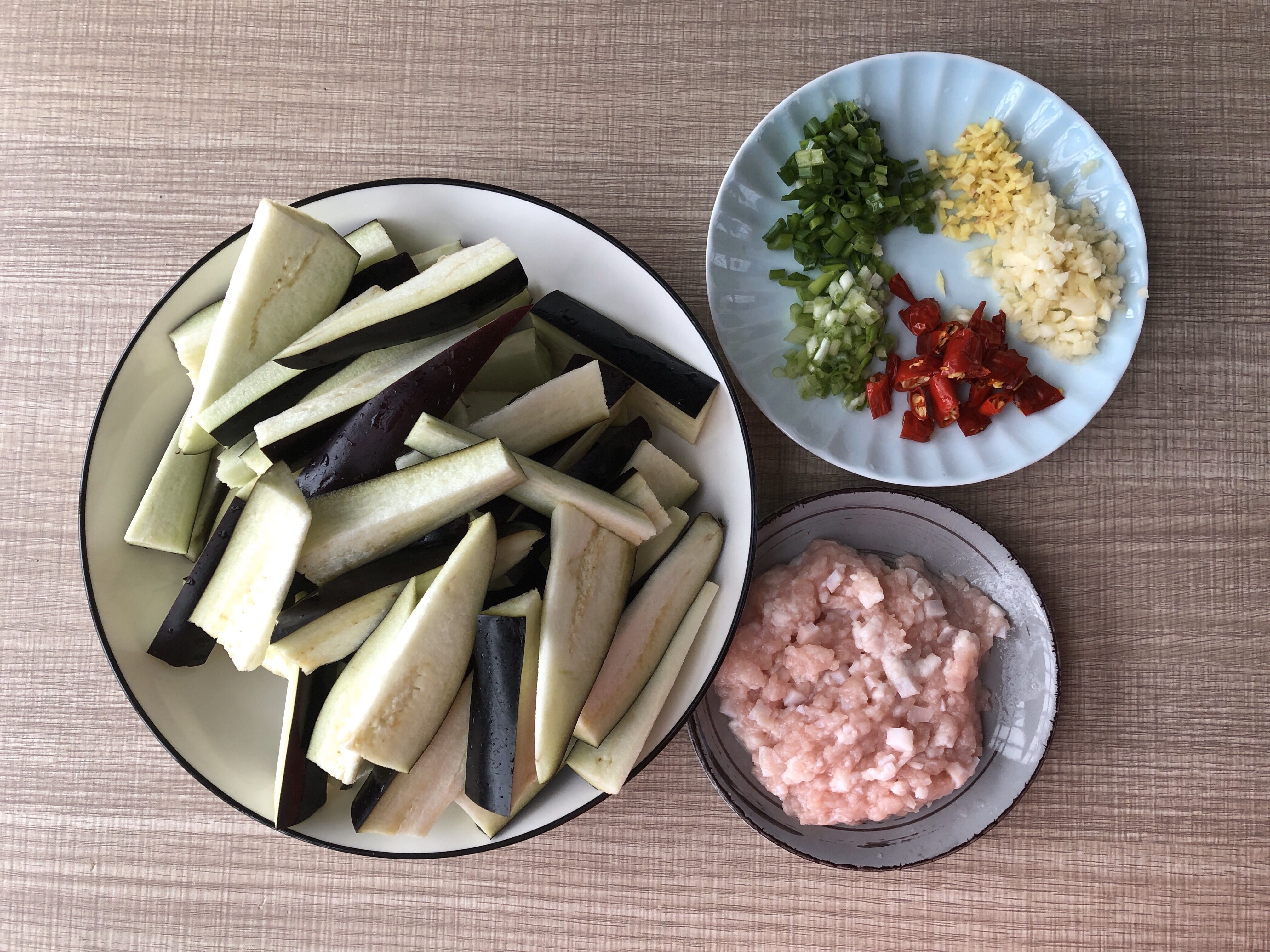 开胃下饭菜！巨简单的家常鱼香茄子煲的做法 步骤1