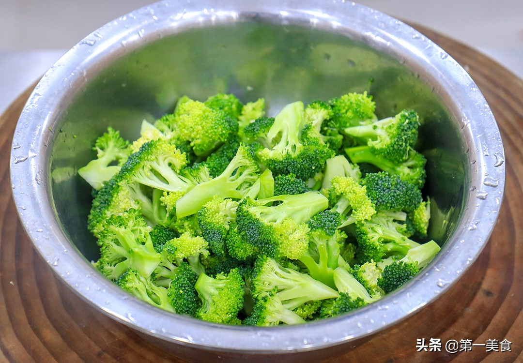 蒜蓉西兰花要不要先焯水？厨师长告诉你做法，清脆爽口，色泽翠绿