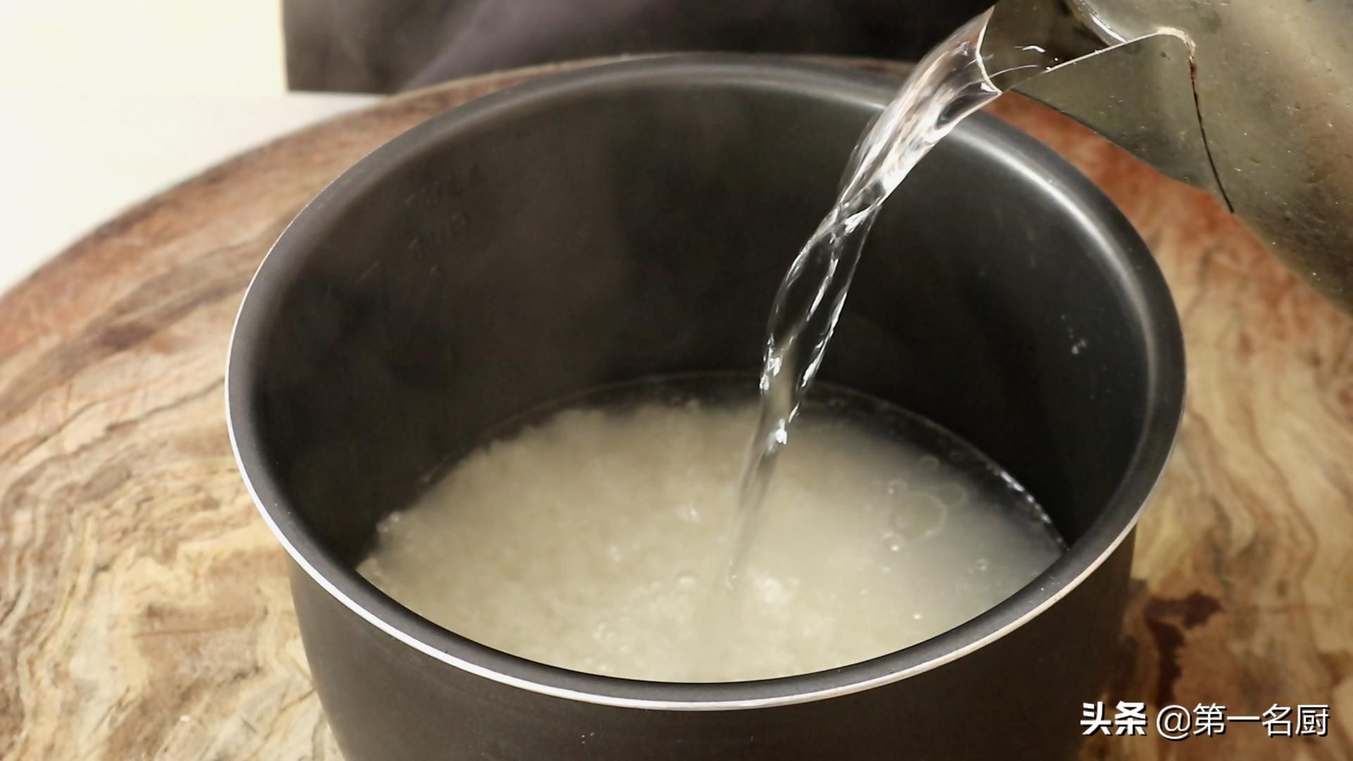 蒸米饭时，别直接加水下锅，牢记4个小技巧，米饭香软，粒粒分明