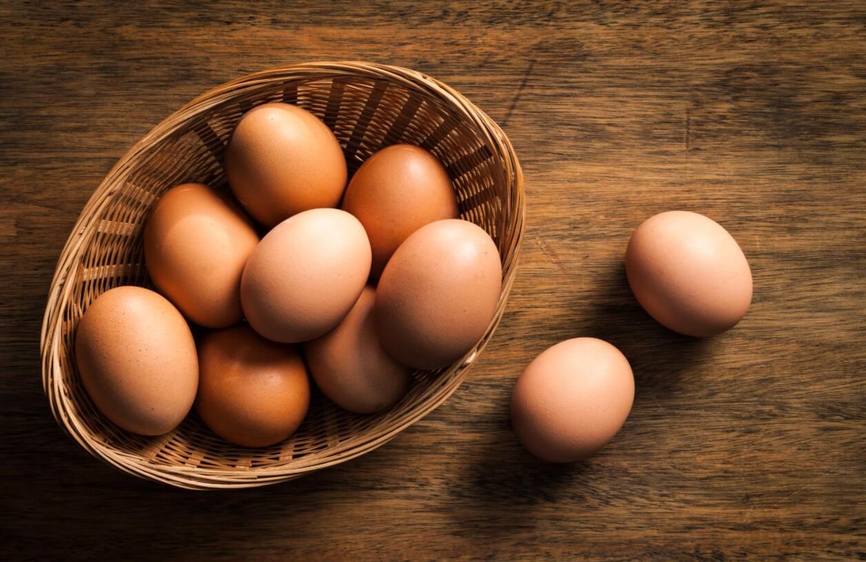 一个鸡蛋多少克重量（小孩每天吃多少鸡蛋合适）