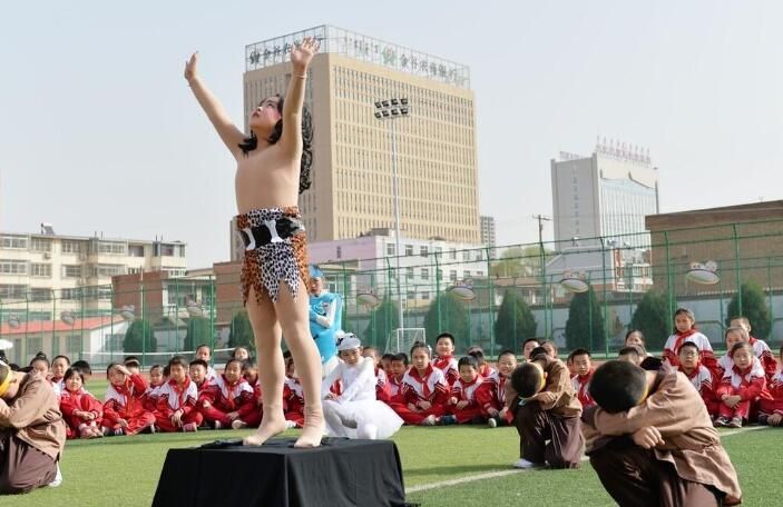 天地人的笔顺怎么写(天地人田字格正确写法)