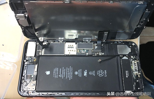 苹果iPhone7P摔后手电筒不能用，别盲目修，小伙刮骨飞线秒修复