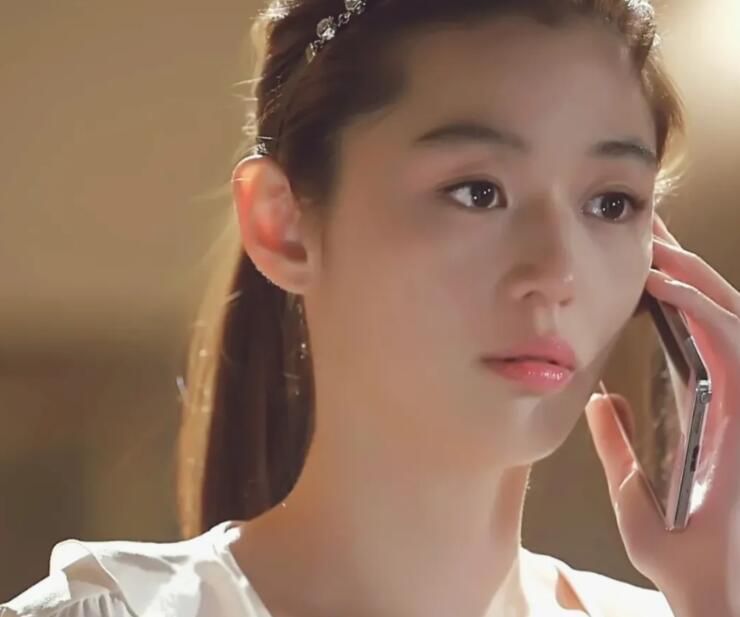 全智贤个人资料图片(全民女神全智贤穿深v裙秀身材)
