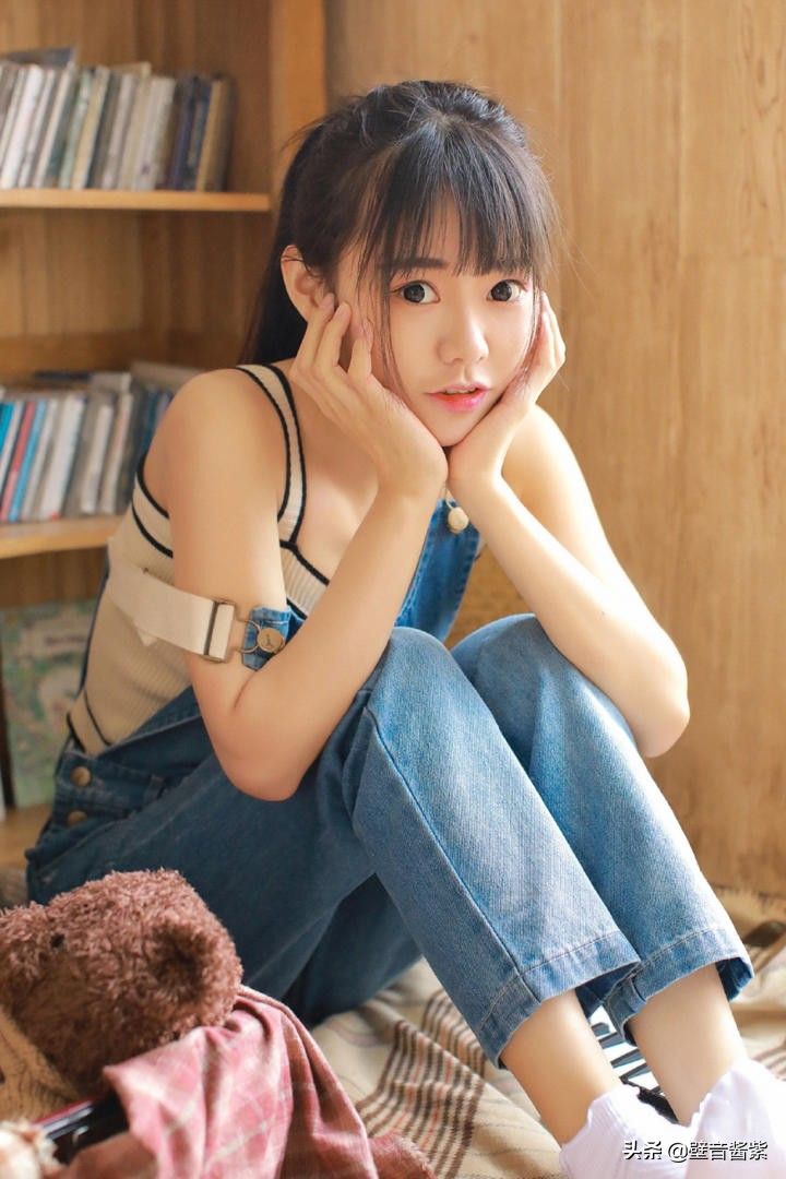 HD高清全面屏手机锁屏壁纸：萌妹子太媚了